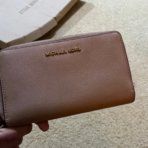 Michael Kors women’s clutch purse - Picture 1 of 5